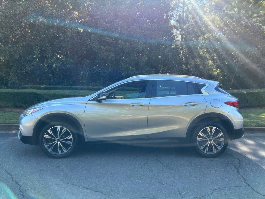 INFINITI QX30 Luxury      2017