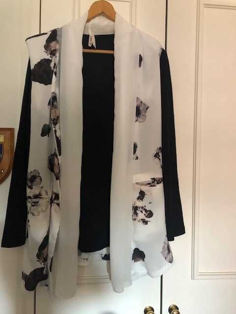 Conjunto calça e casaco sem manga, estampado, cor preto e branco