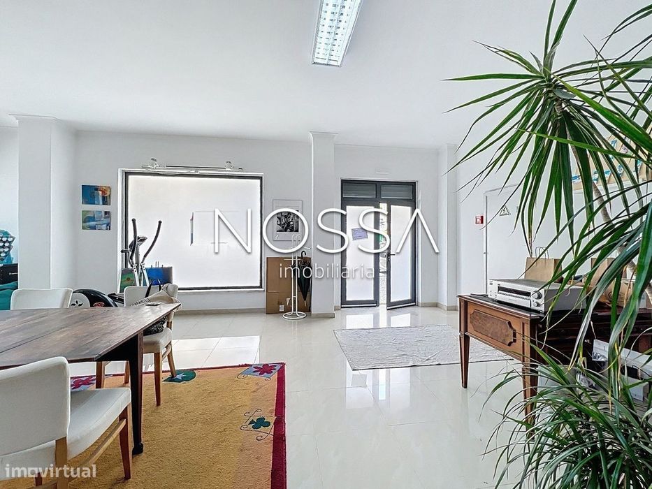 Espaço comercial com potencial de habitação em Sto. Antº