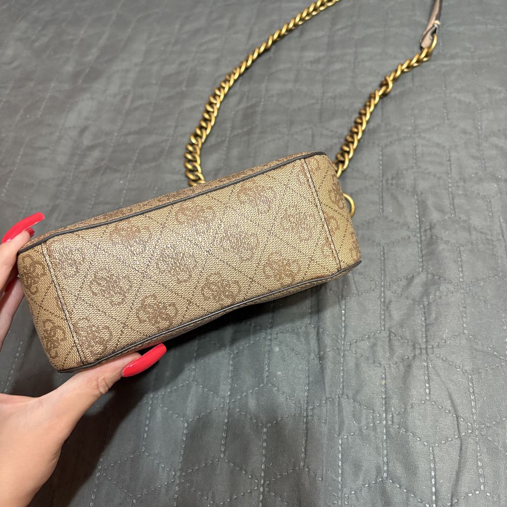 Guess torebka monogram beż nude łańcuszek