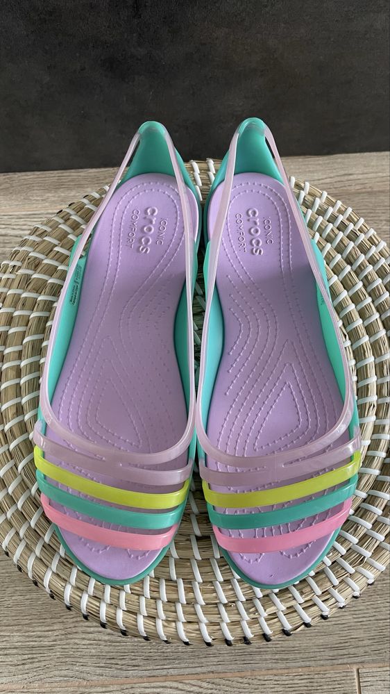 Crocs sandały Isabella Huarache Flat Iris & Green W9 39/40