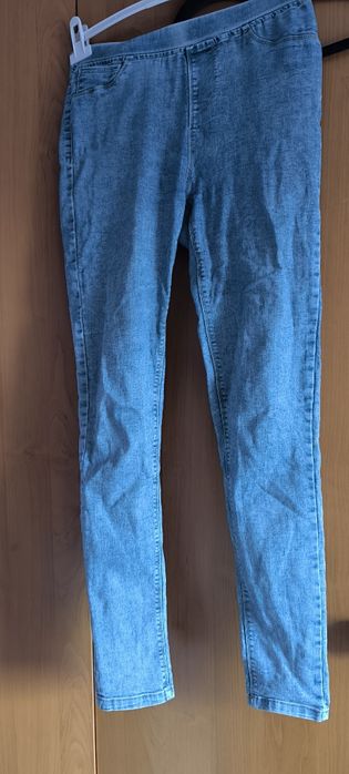 Jeansy na gumce z wadą