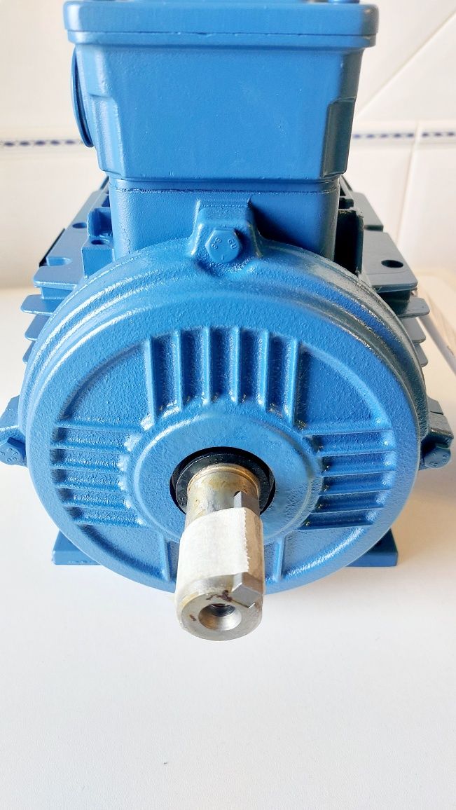 Motor Novo  trifásico 2 cavalos 1500 rpm Weg