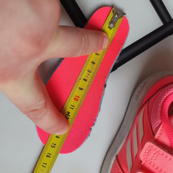 Кросівки Adidas на ліпучці, 24 розмір, довжина устілки 15,5 см.