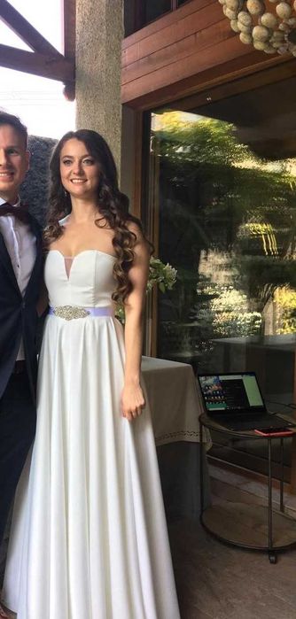 Елегантна атласна весільна сукня