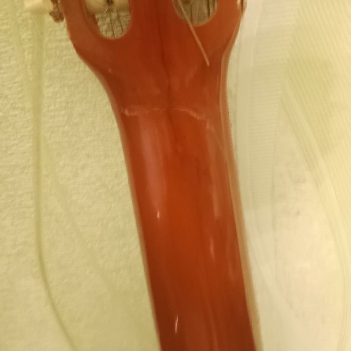 Гітара трохи пошкодженна