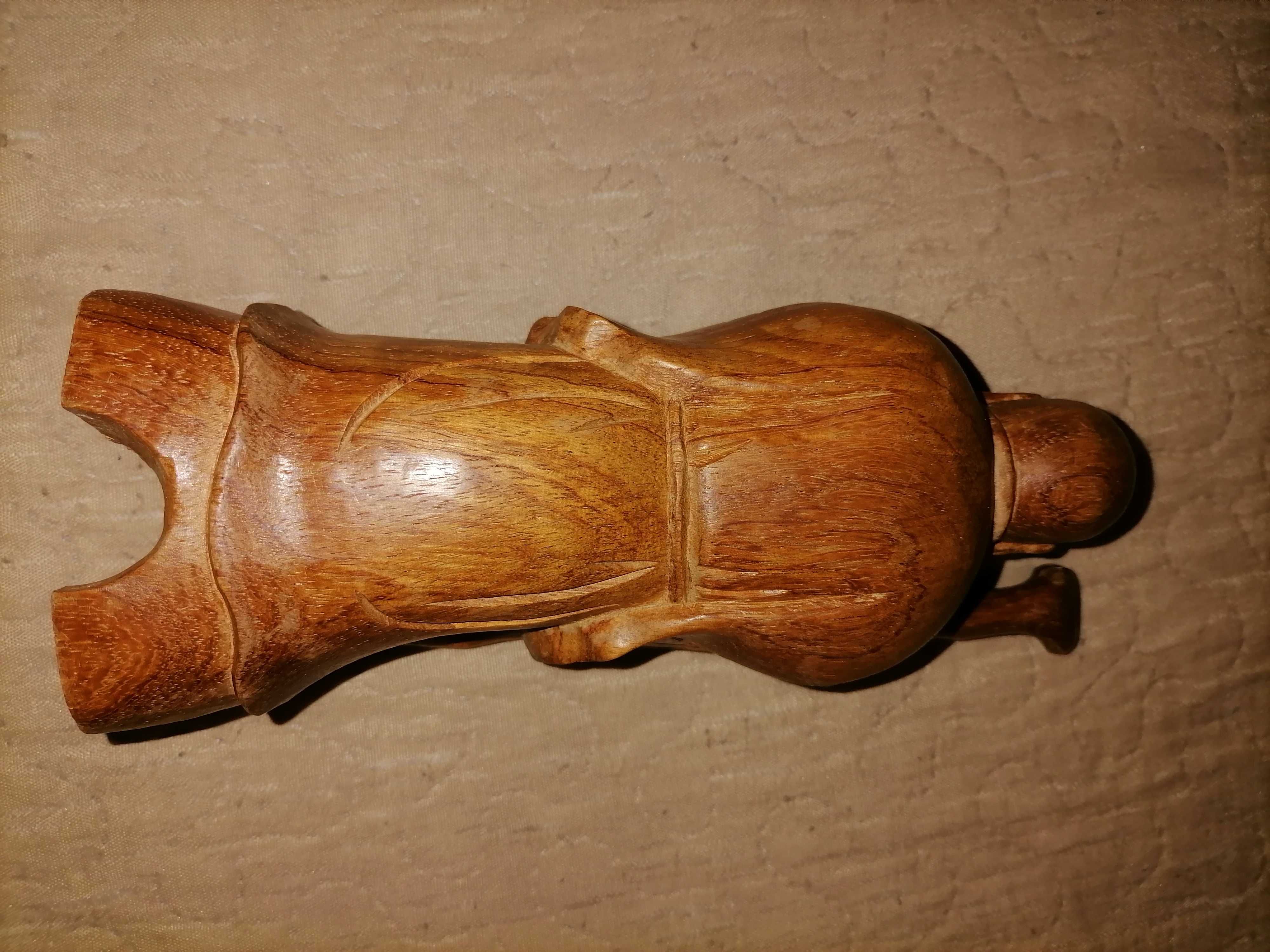 Rzeźba z drewna sandałowego  bardzo twardego. Starzec z laską