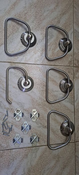 Conjunto de 4 toalheiros e 1 suporte Papel WC