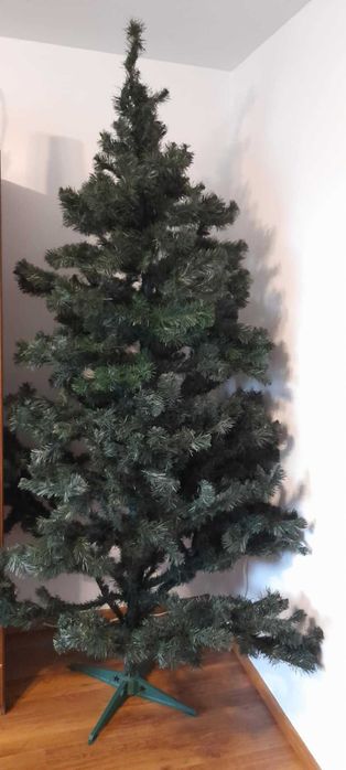 Sprzedam sztuczną choinkę. Wysokość 2,5 m.