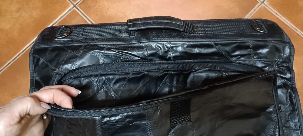Mala em Pele preta para transportar fatos.