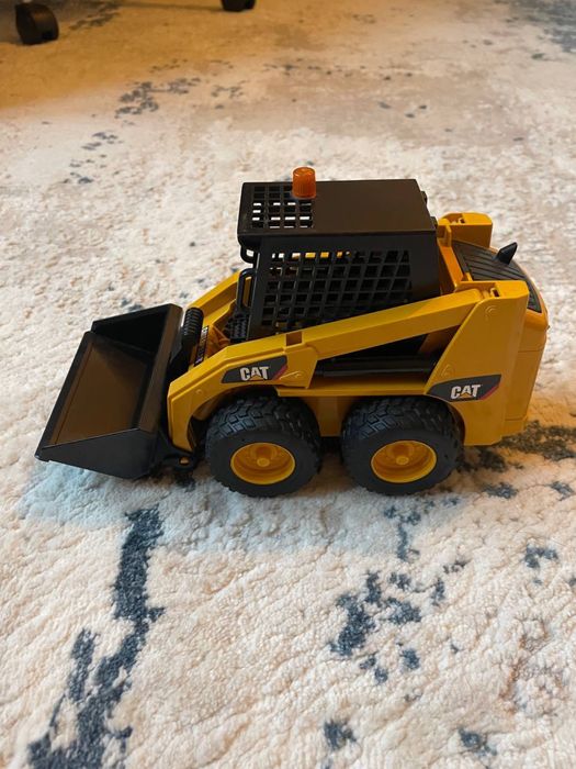 Навантажувач CAT Bruder