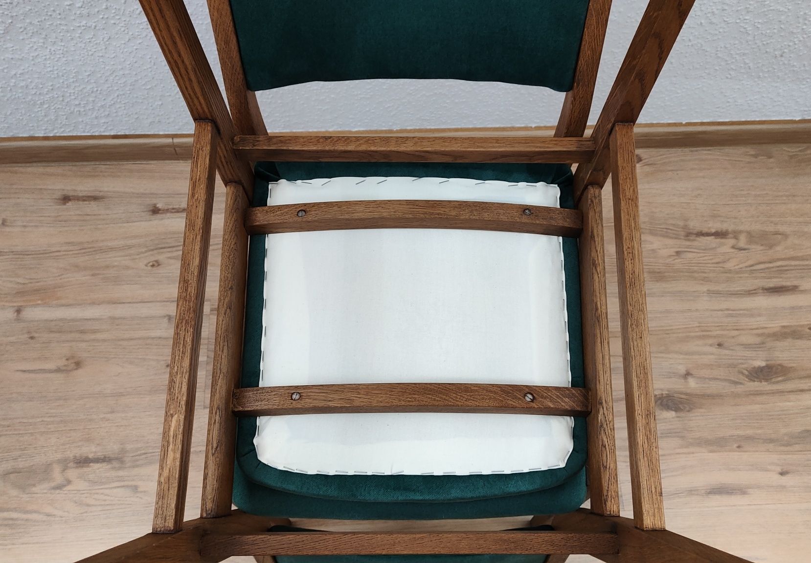 Stare dębowe krzesła z czasów PRL-u po gruntownej renowacji vintage PR