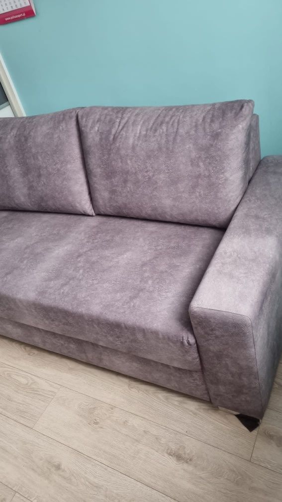 Szara sofa z funkcją spania