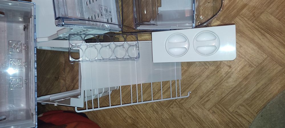 Szuflady półki oraz wszystkie części wyposażenia lodówki Beko