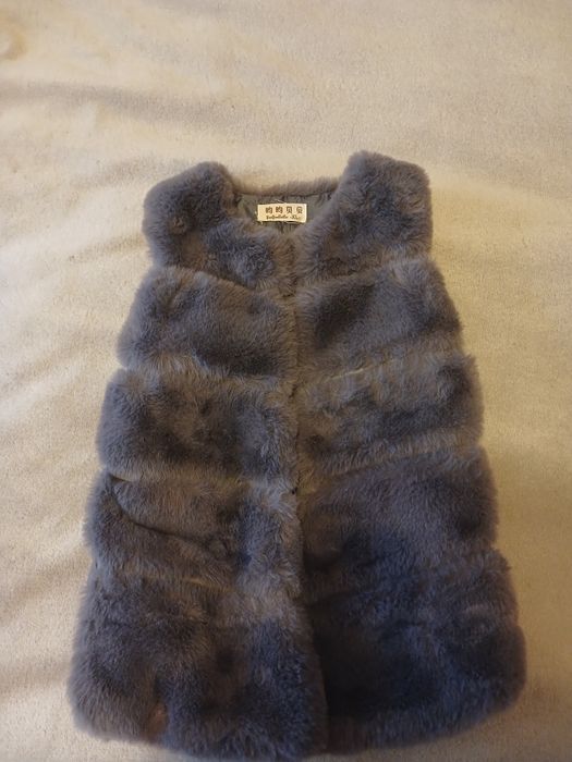 Хутряна жилетка надівчинку