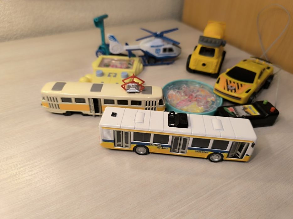 Іграшки машини, автобуси, військові