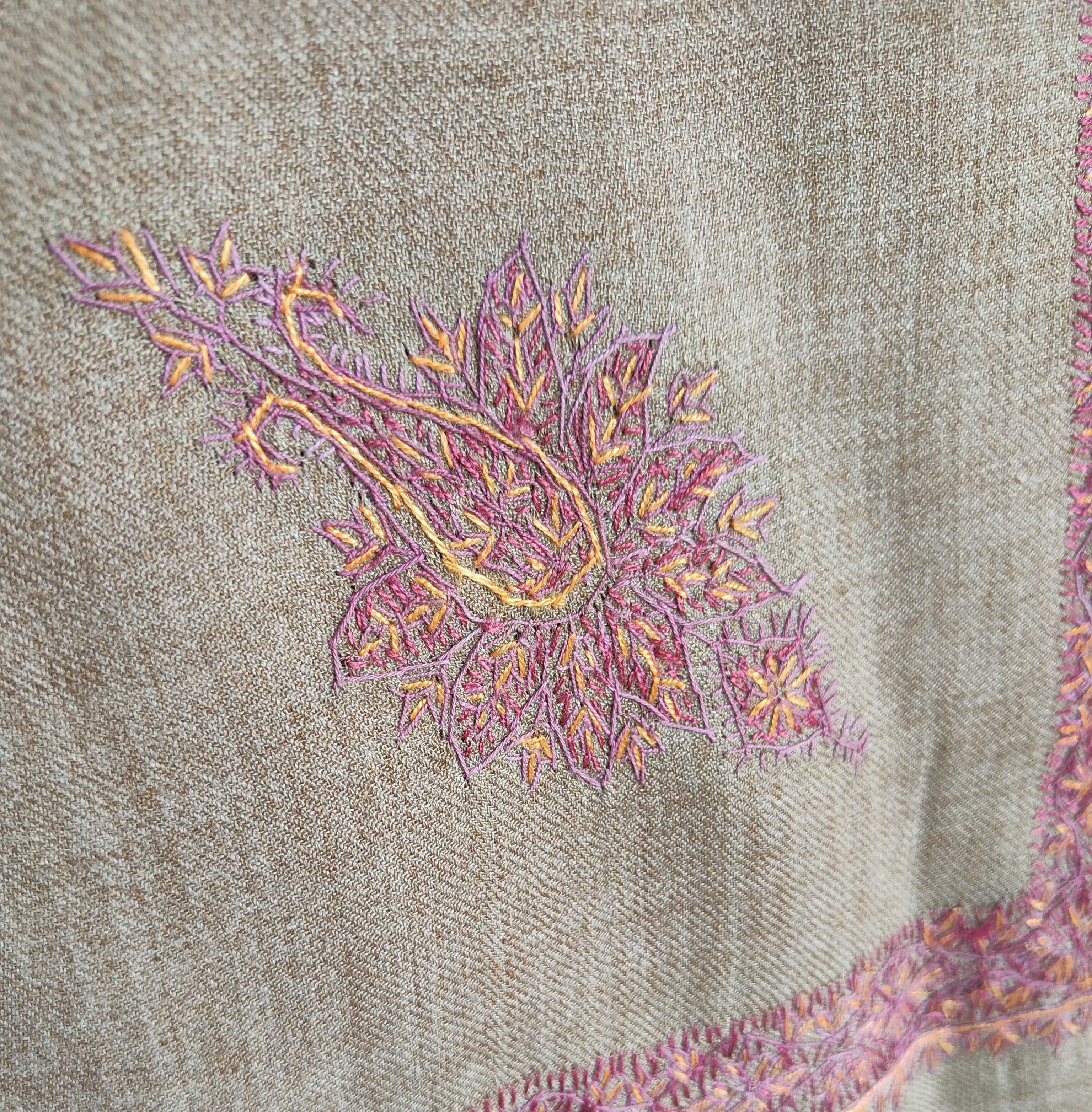 Szal orientalny indyjski haftowany haft paisley pashmina brąz ciepły