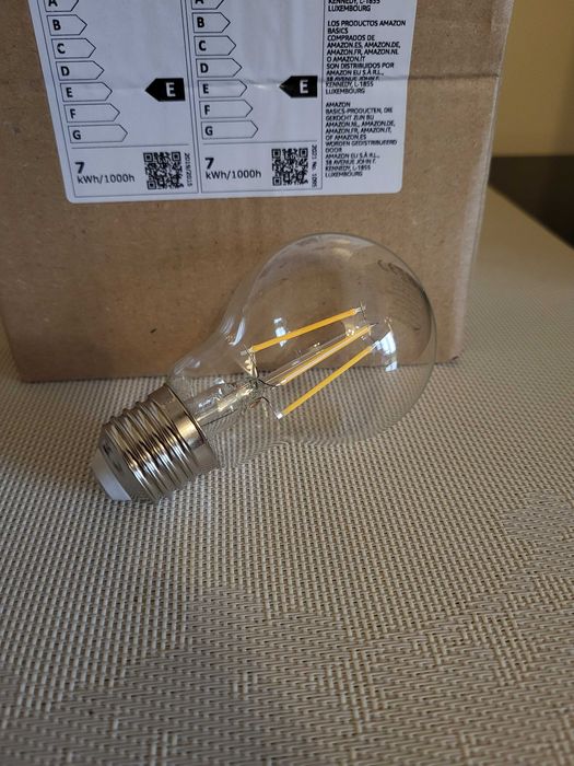 Zestaw dwóch sztuk żarówek Amazon Basics E27 - ciepła biel 7W