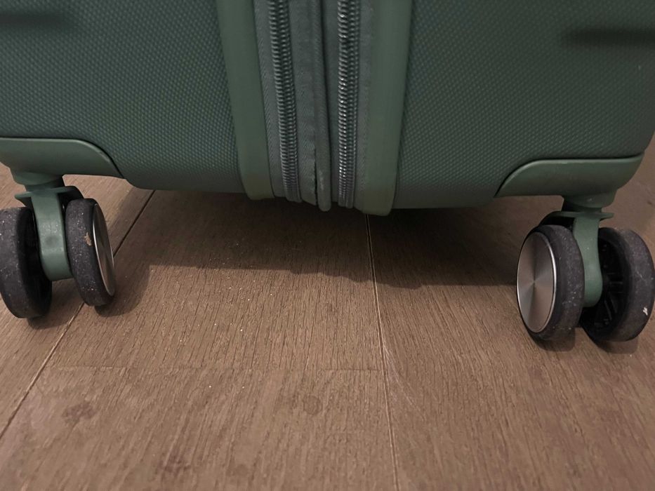 Продам Валіза чемодан дорожній  4 колеса, висота 86 см.
