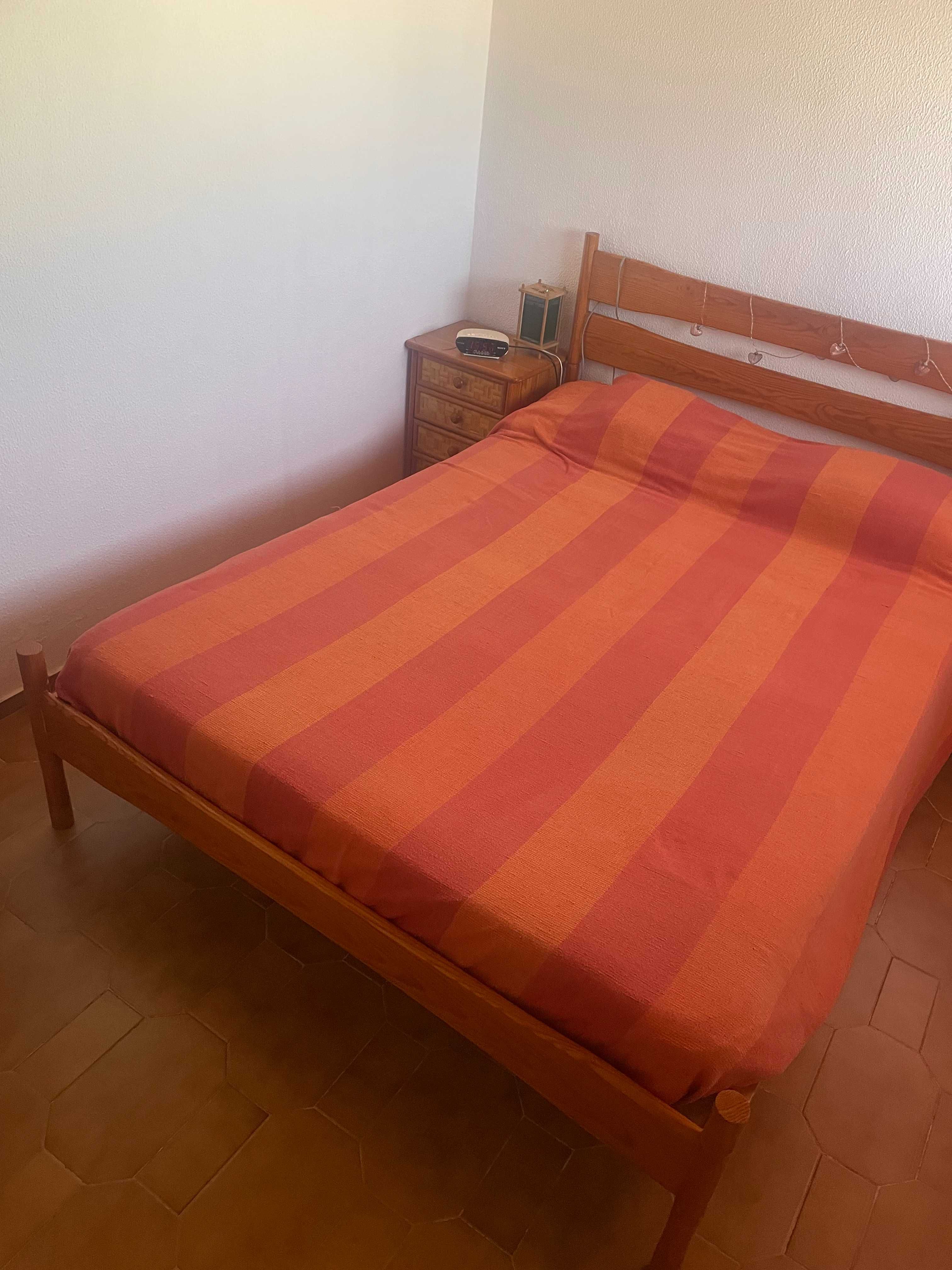 Cama e Mesinhas de Cabeceira