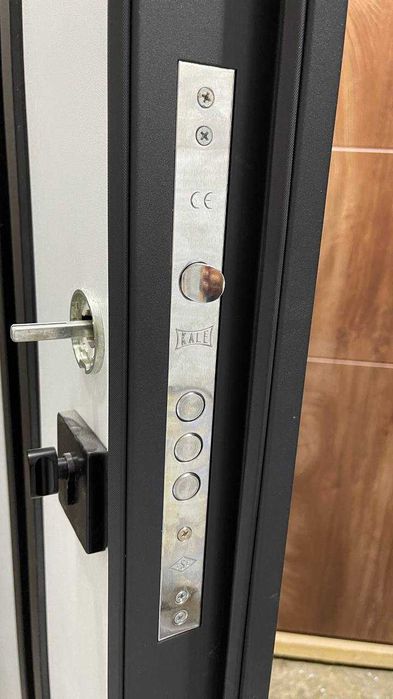 Якісні вхідні двері Abwehr 506 - RAL 7021T : в наявності