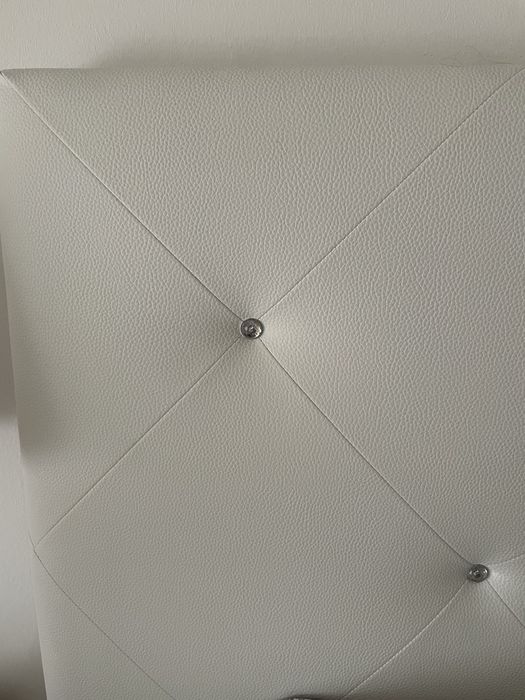 Cabeceira branca estufada com diamantes Conforama