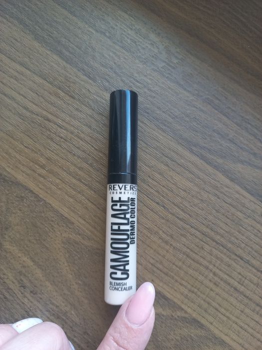 Korektor w płynie Revers nowy