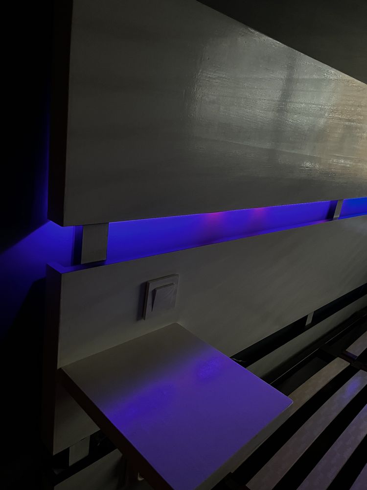 Estrutura de cama Pikolin com cabeceira de madeira maciça led embutido