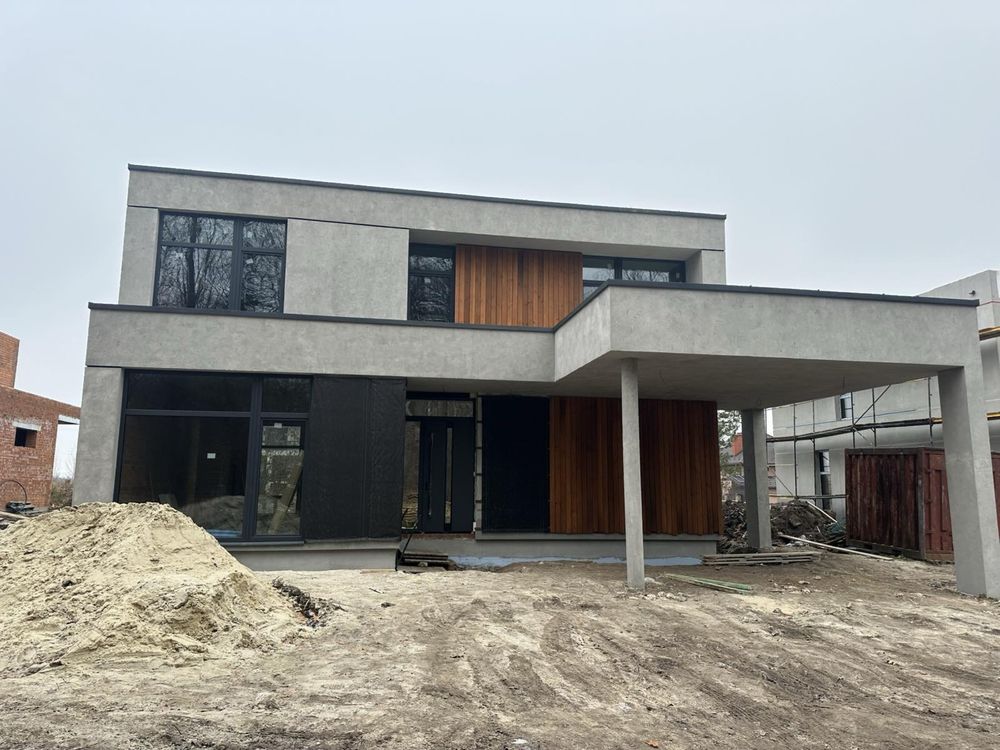 Власник.Будинок в передмісті Львова, в с.Зубра біля лісу