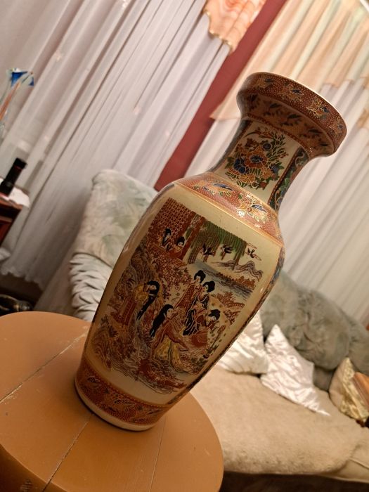 Wazon ze złotymi zdobieniami