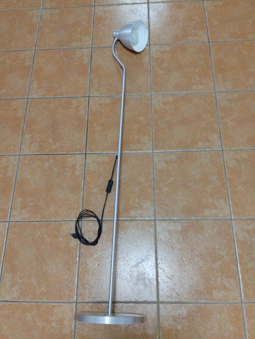 Candeeiro de pé alto