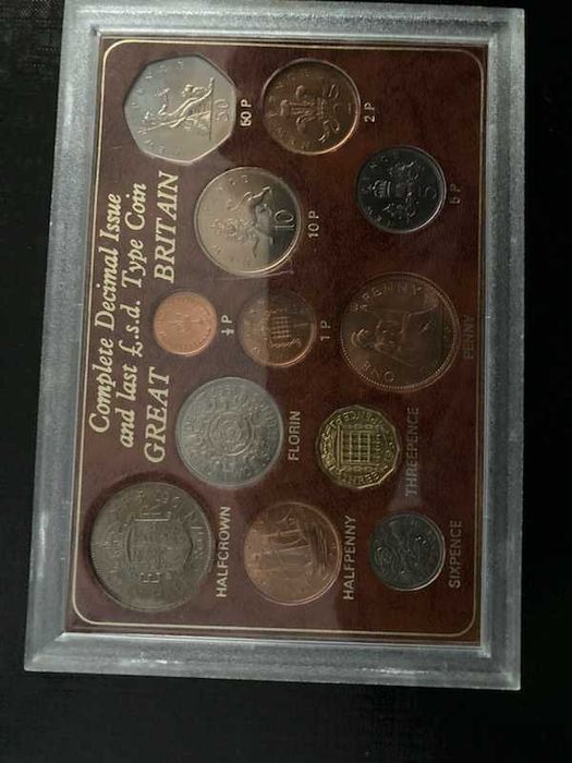 Historyczna kolekcja 12 monet z Wielkiej Brytanii oprawiona w ramce