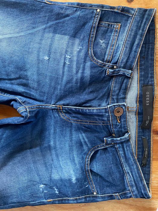 Jeansy Guess Tomboy z charakterystycznymi dziurami