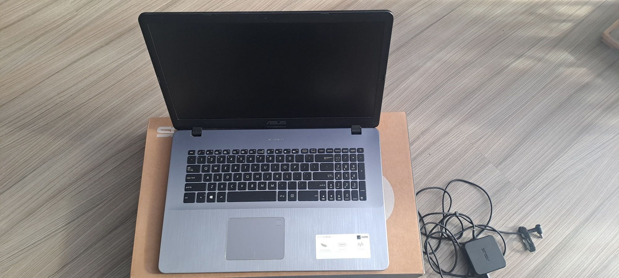 Laptop ASUS   17