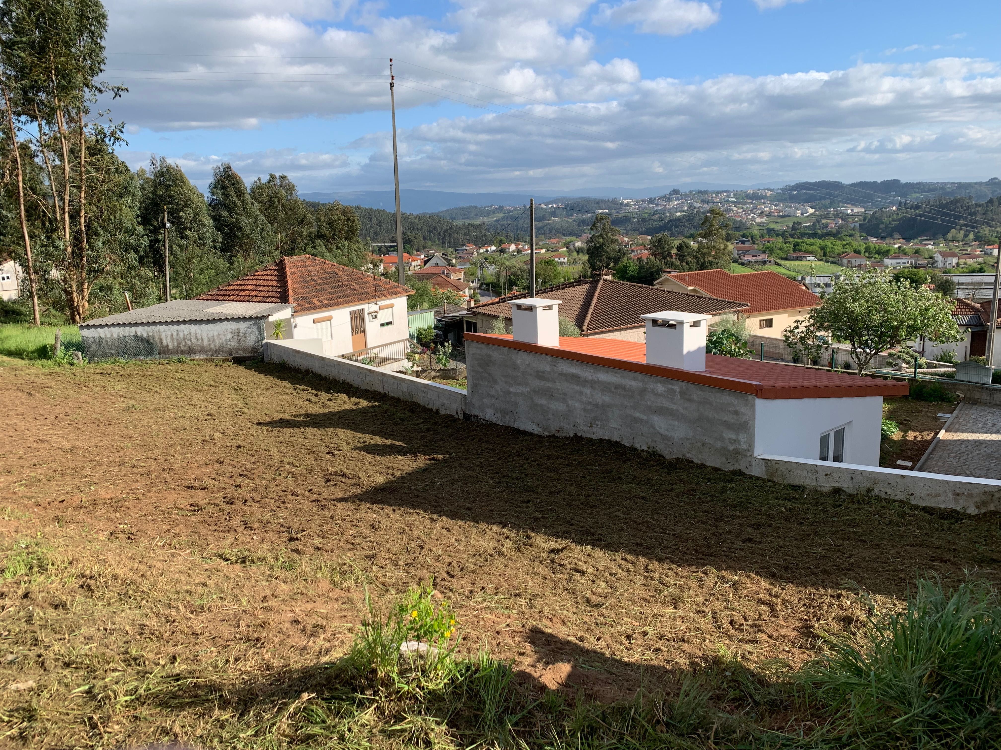 Terreno com casa em ruína.