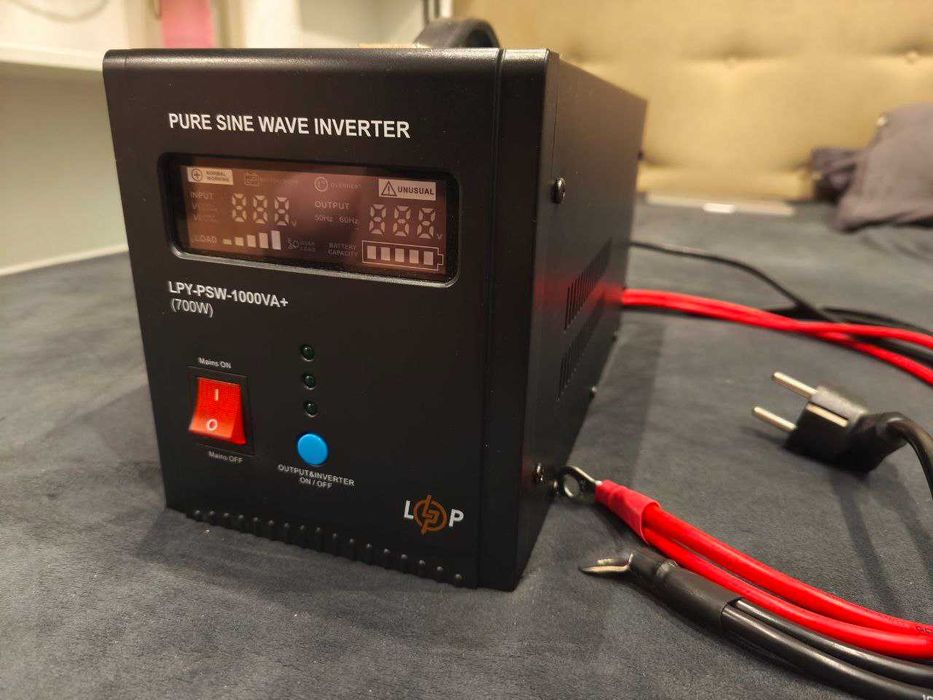 ИБП/Инвертор с зарядкой LogicPower (12V/700W). Новый