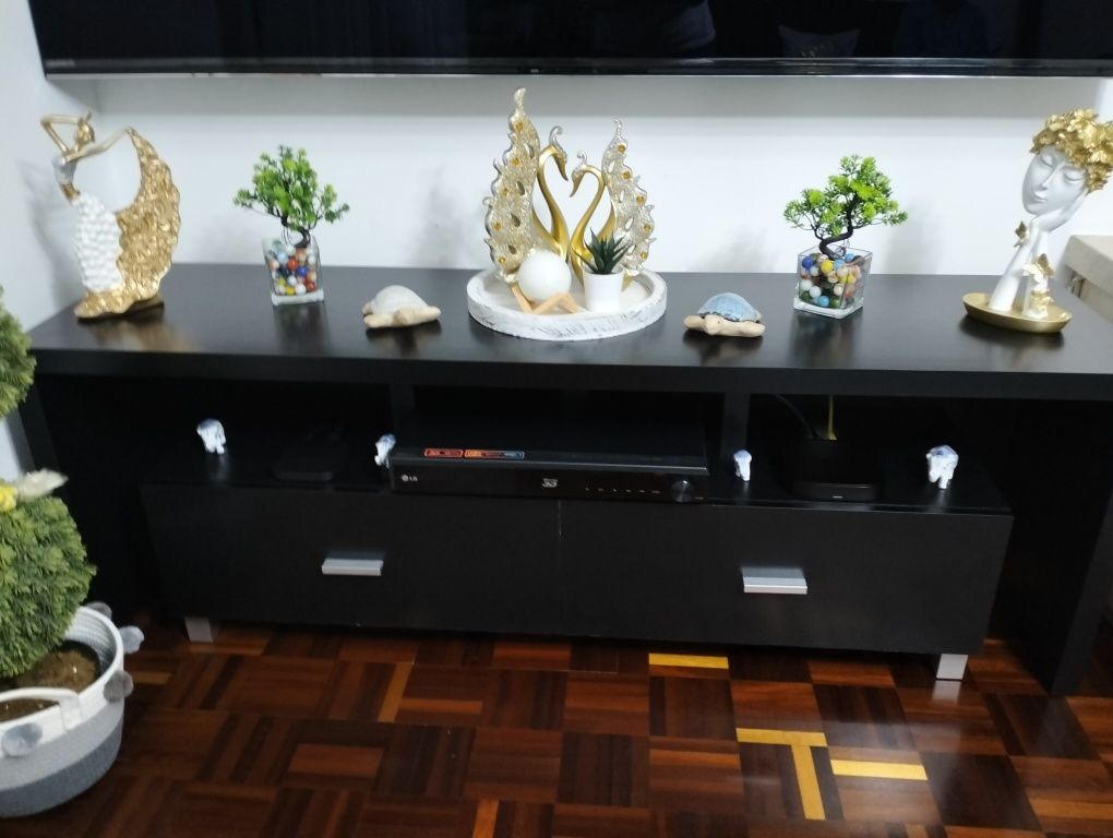 Mesa e móvel de tv