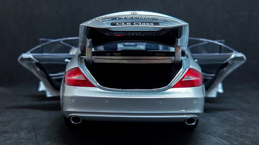 1:18 Kyosho Mercedes - Benz CLS W219