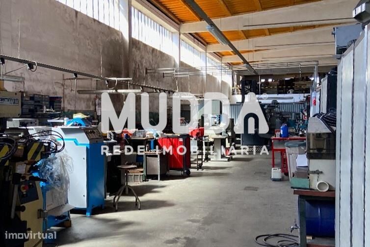 Espaçoso Pavilhão na Zona Industrial de São João da Madeira