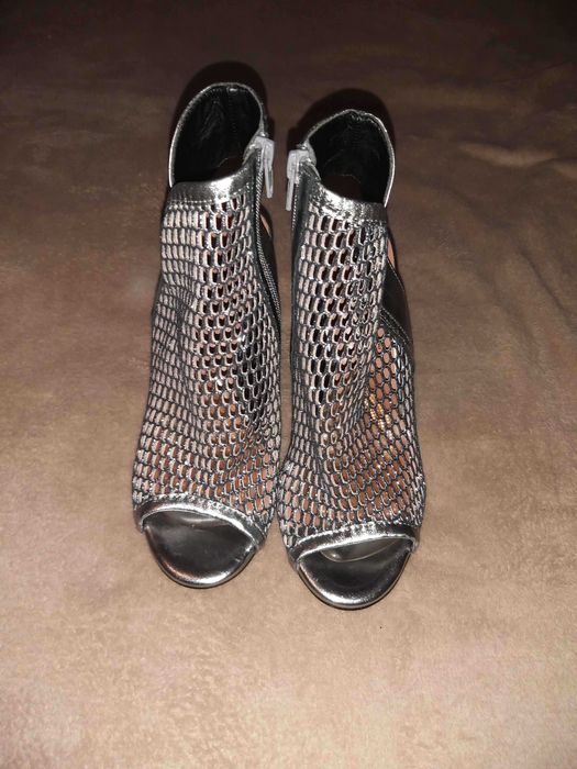 Buty na obcasie srebrne