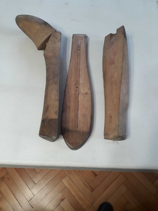 Czarne skórzane buty z cholewami, typu oficerki,