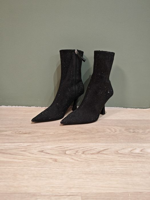 Buty na obcasie z kryształkami