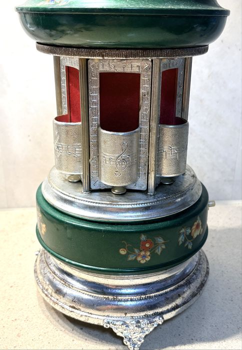 Antigo carrossel de cigarros mecânico com caixa de música suíça