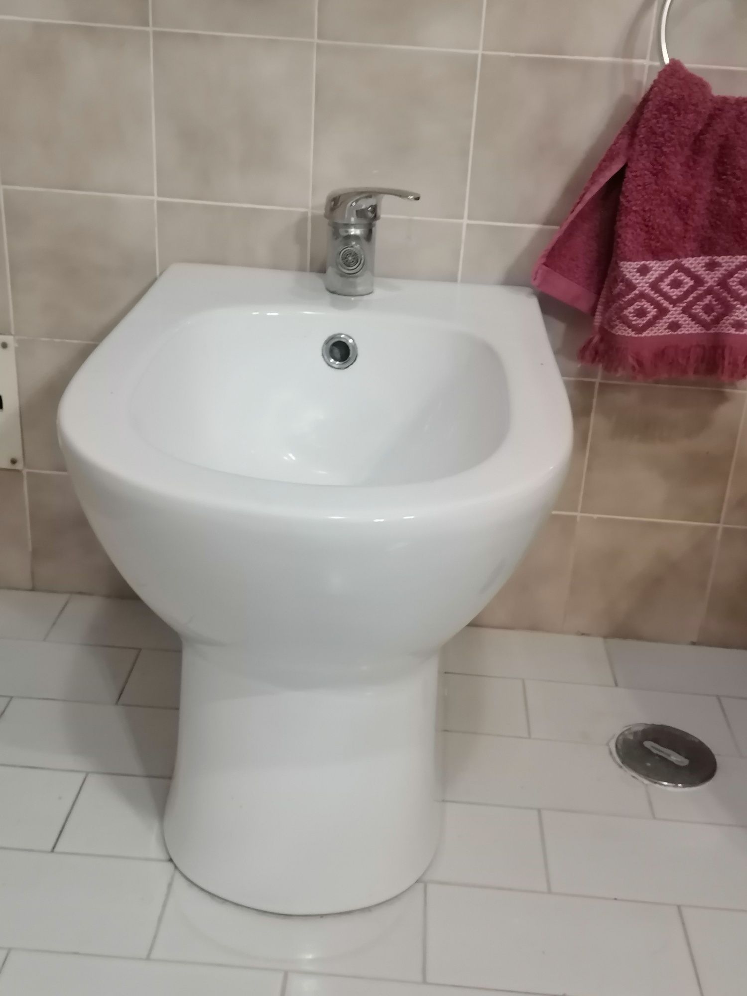 Bidé com misturadora