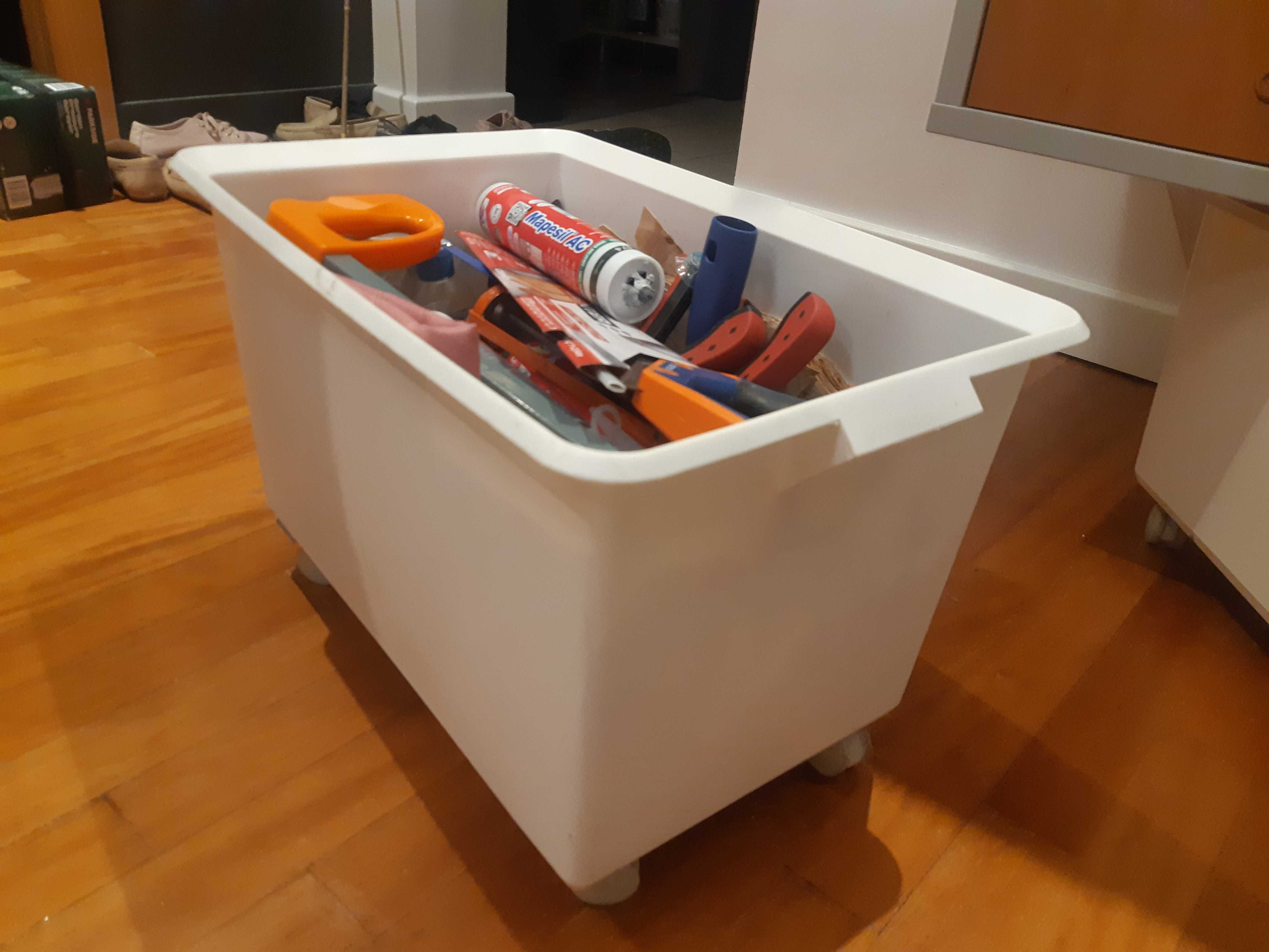 biały pojemnik kosz pudełko IKEA SLUGIS pod regał, szafkę, komodę