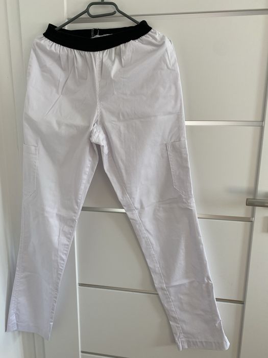 Spodnie medyczne rozmiar S białe z czarną gumą w pasie i kieszeniami