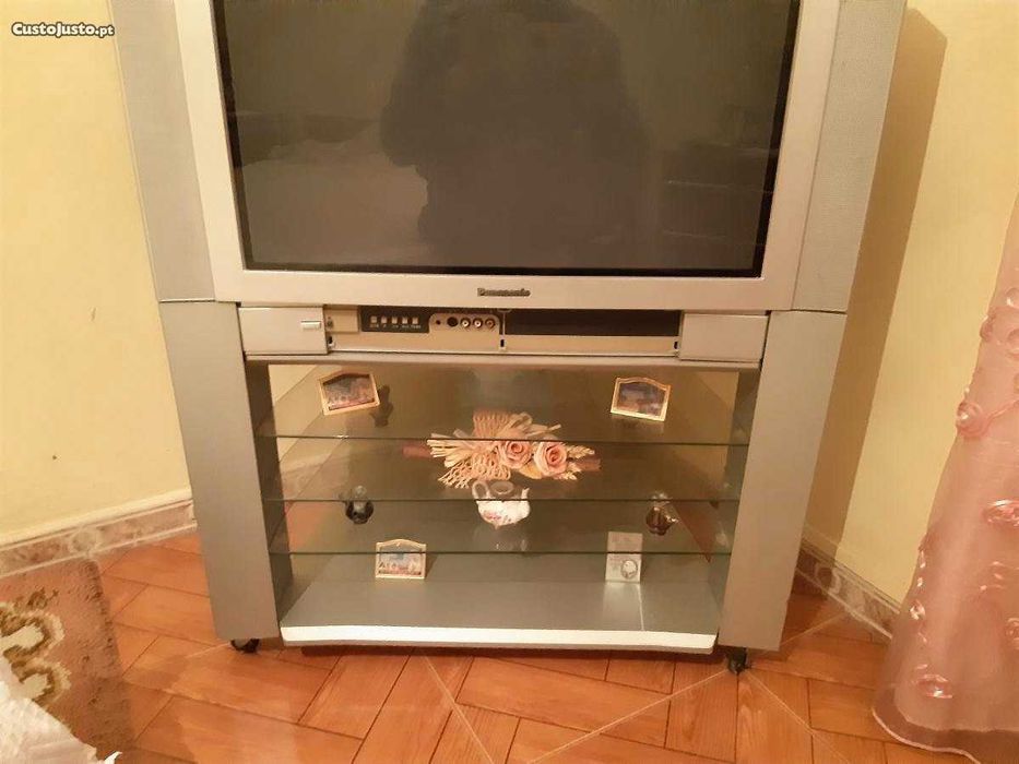 Televisor de sala com móvel incluído marca Panasonic