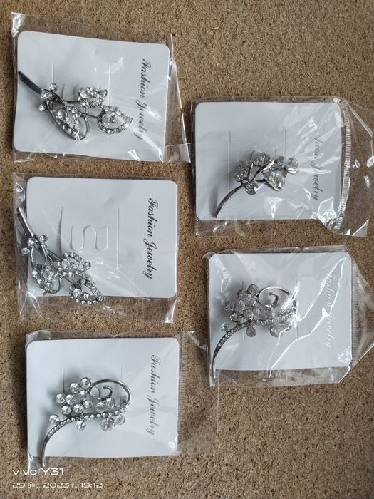 Броши 5 шт  и кулоны