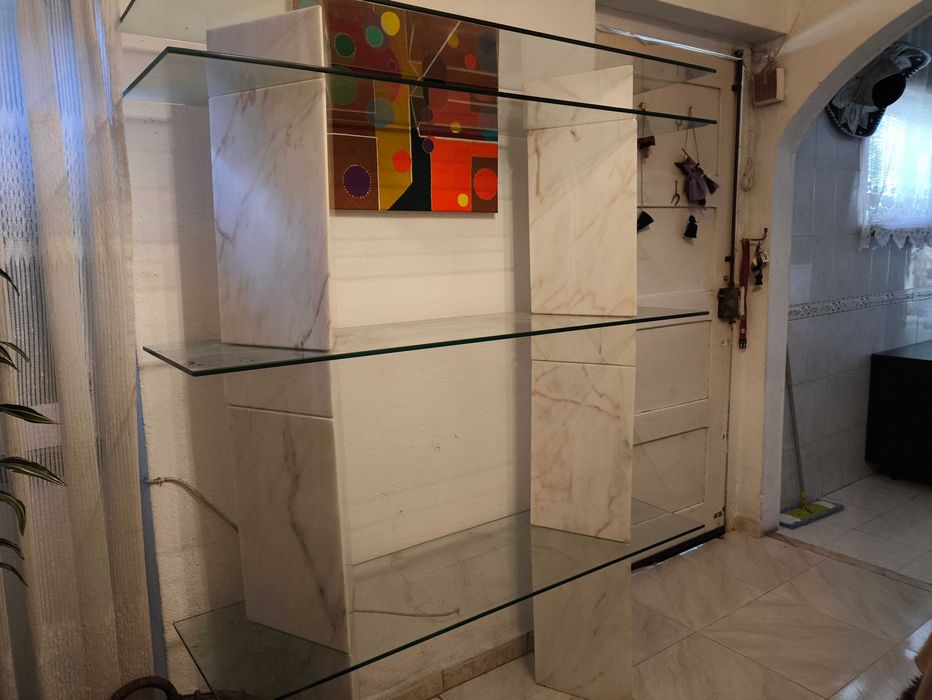 Móvel sala com torres de mármore e bases vidro