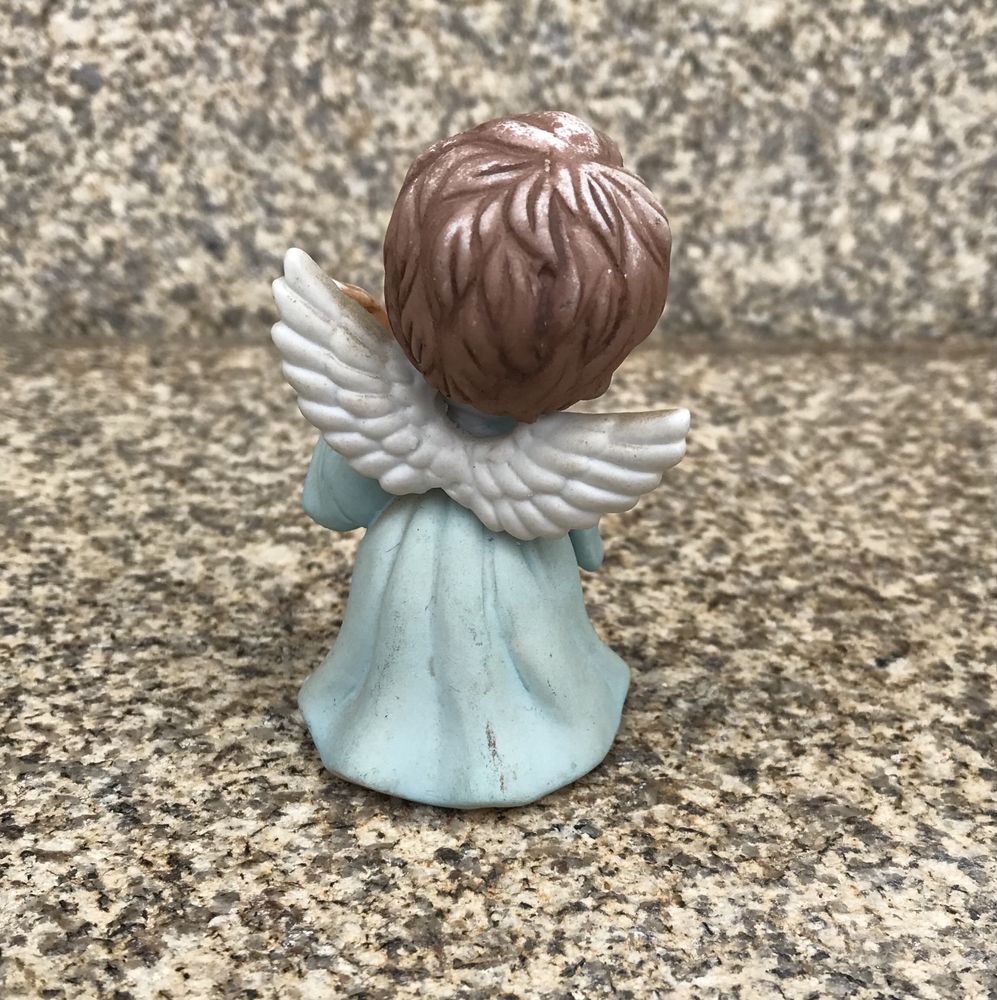 Pequena estátua de anjo